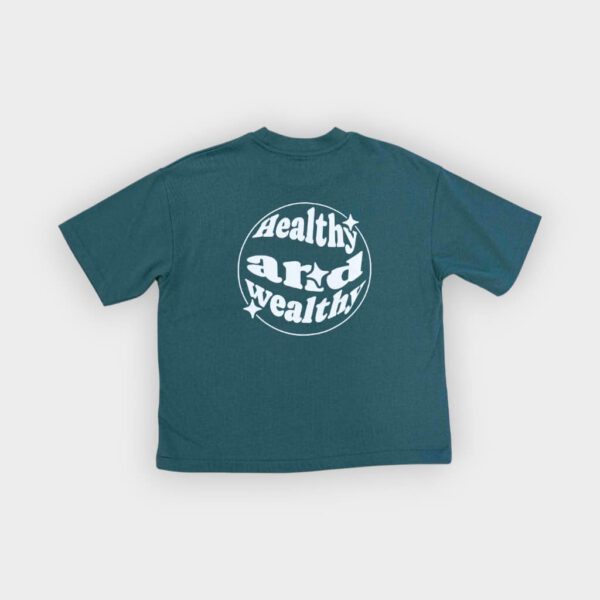 Chela Clo – Camiseta Healthy and Wealthy Bay