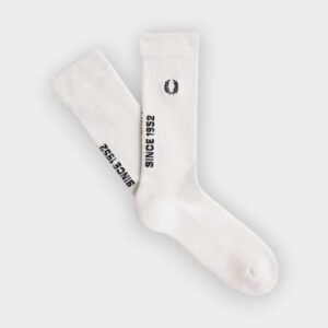Fred Perry - Calcetines con un llamativo logotipo blanco nieve